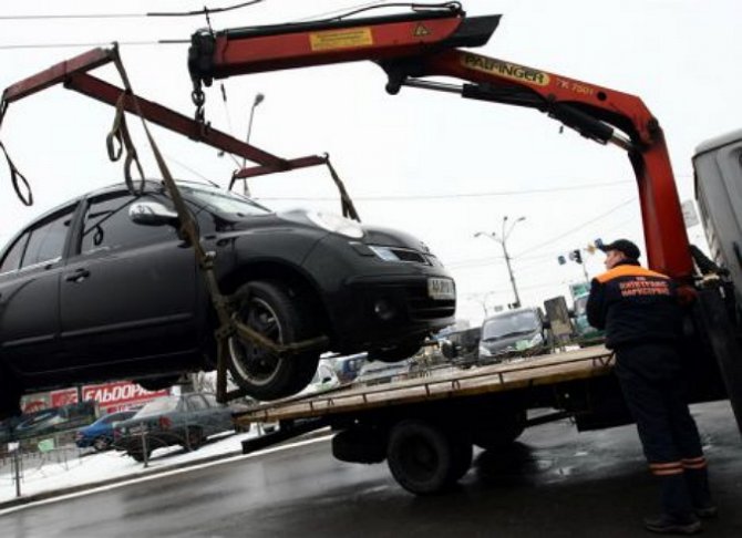 В Киеве полицейские начали забирать неправильно припаркованные авто