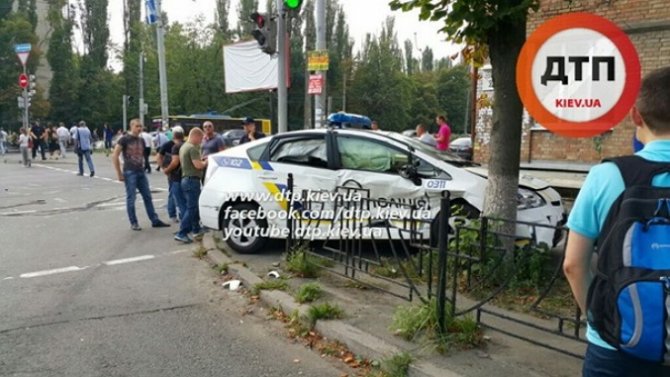 В Киеве в результате ДТП пострадали патрульные полицейские