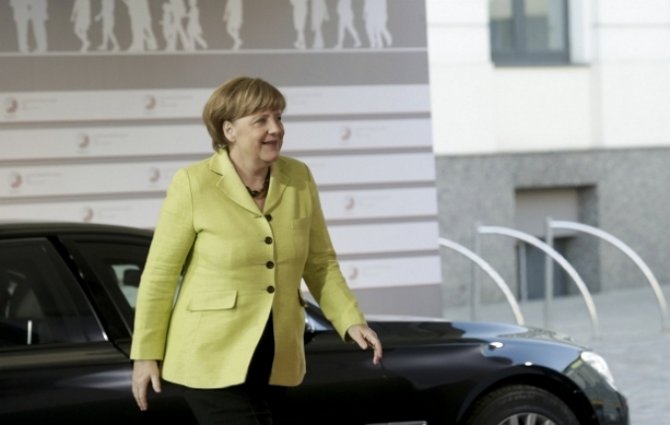 Меркель не собирается прощать долги Греции