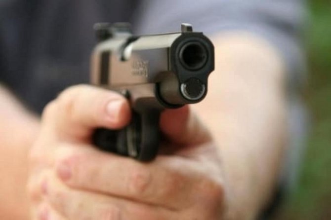 В Киеве 24-летний парень запугивал прохожих пистолетом