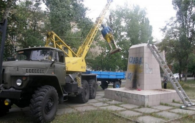 В Киеве планируют демонтировать около сотни советских памятников