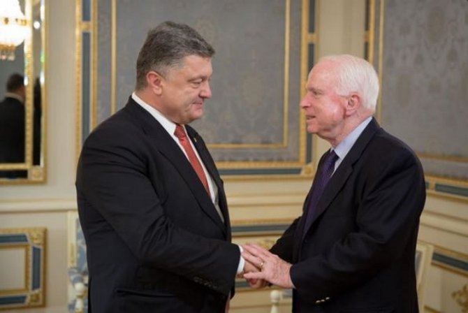 Порошенко обсудил с Маккейном ситуацию на Донбассе