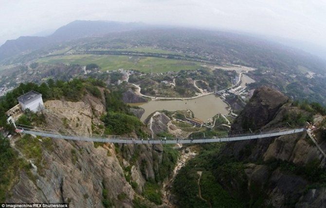 В Китае появился первый в мире подвесной стеклянный мост