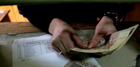 За год заработки украинцев в долларовом эквиваленте упали на треть