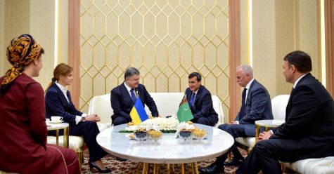 Порошенко отправился с официальным визитом в Туркменистан