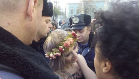 Активистки Femen напомнили о себе под зданием Рады