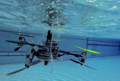 Ученые создали дрон, умеющий летать и плавать