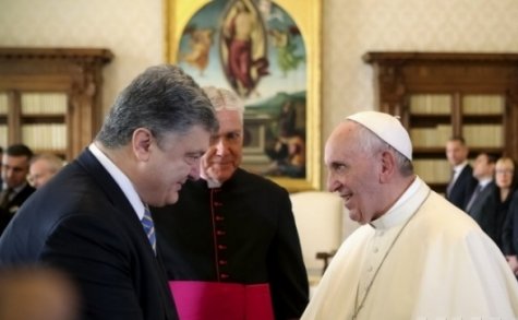 Порошенко поздравил Папу Римского с 80-летием