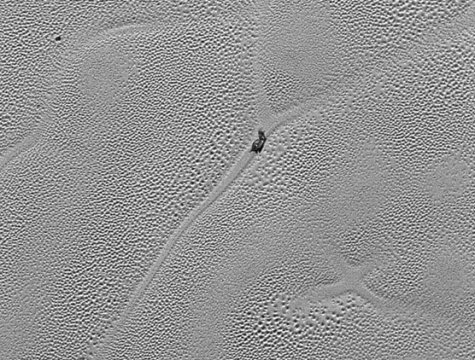 На поверхности Плутона ученые увидели необычный Х-образный объект