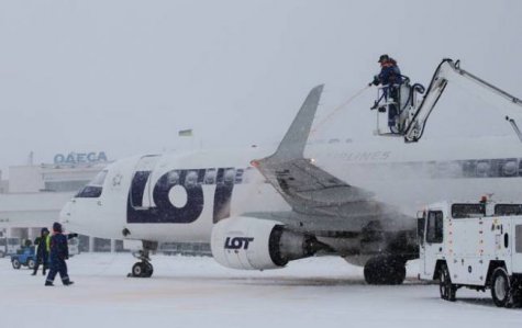 Аэропорт Одессы после обильных снегопадов возобновил работу