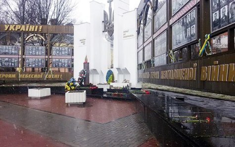 В Хмельницком вандалы устроили погром мемориала памяти Небесной Сотни