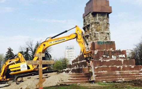 В Харькове снесли постамент памятника Ленину
