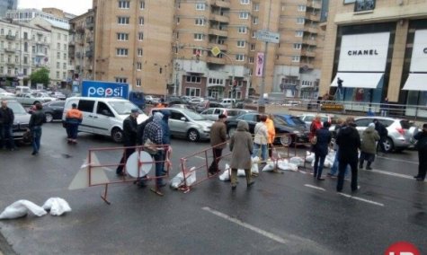 В Киеве возмущенные жильцы перекрыли движение по улице Бассейной