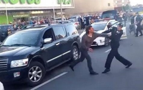 В Киеве водитель Infiniti устроил драку с полицейскими