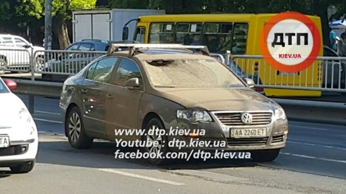В Киеве канализационный люк "взорвался" под автомобилем