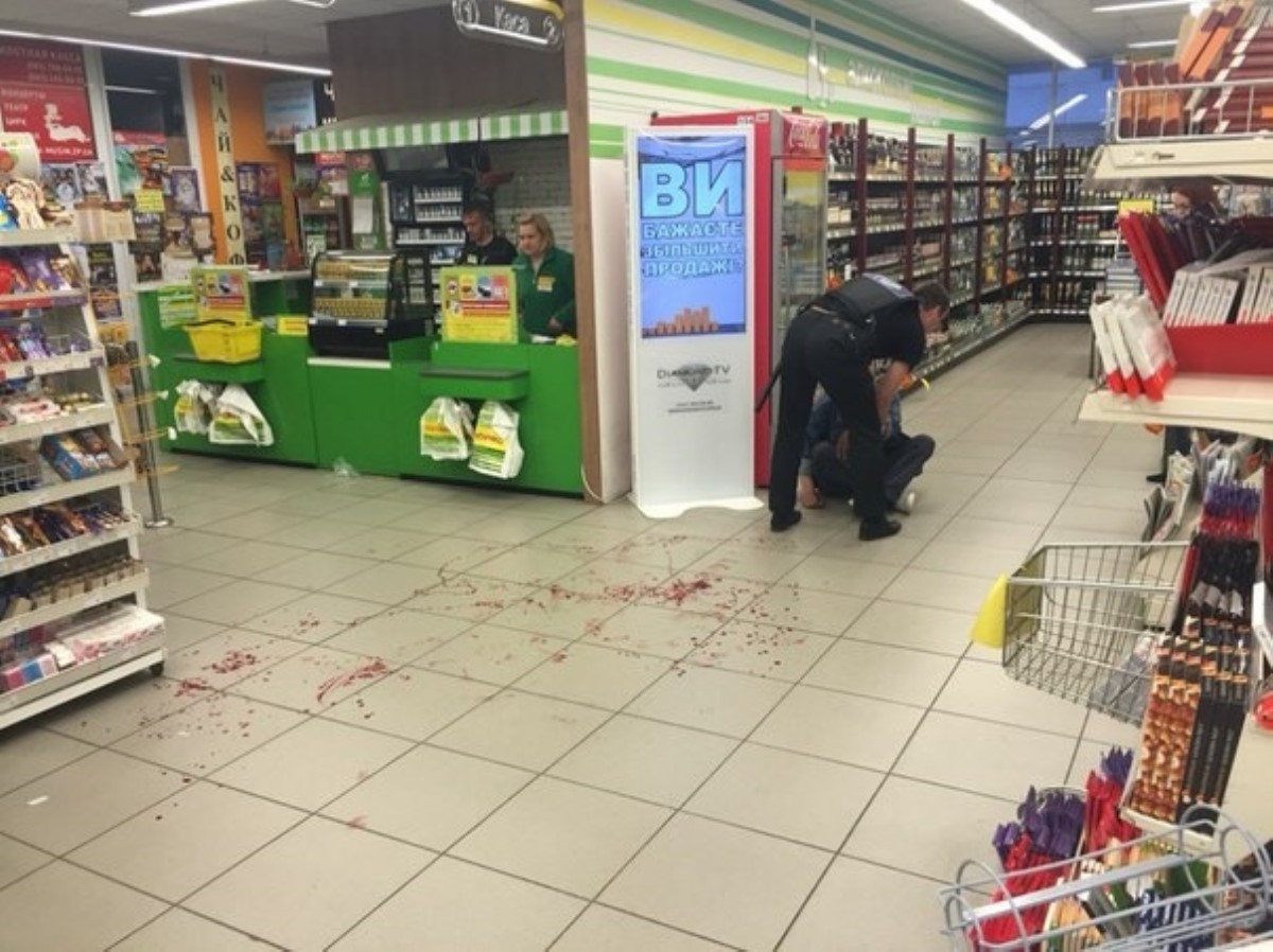 В супермаркете Запорожья мужчина перерезал себе вены