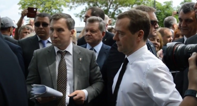Медведев поспешил поскорее уйти от недовольных крымских пенсионеров