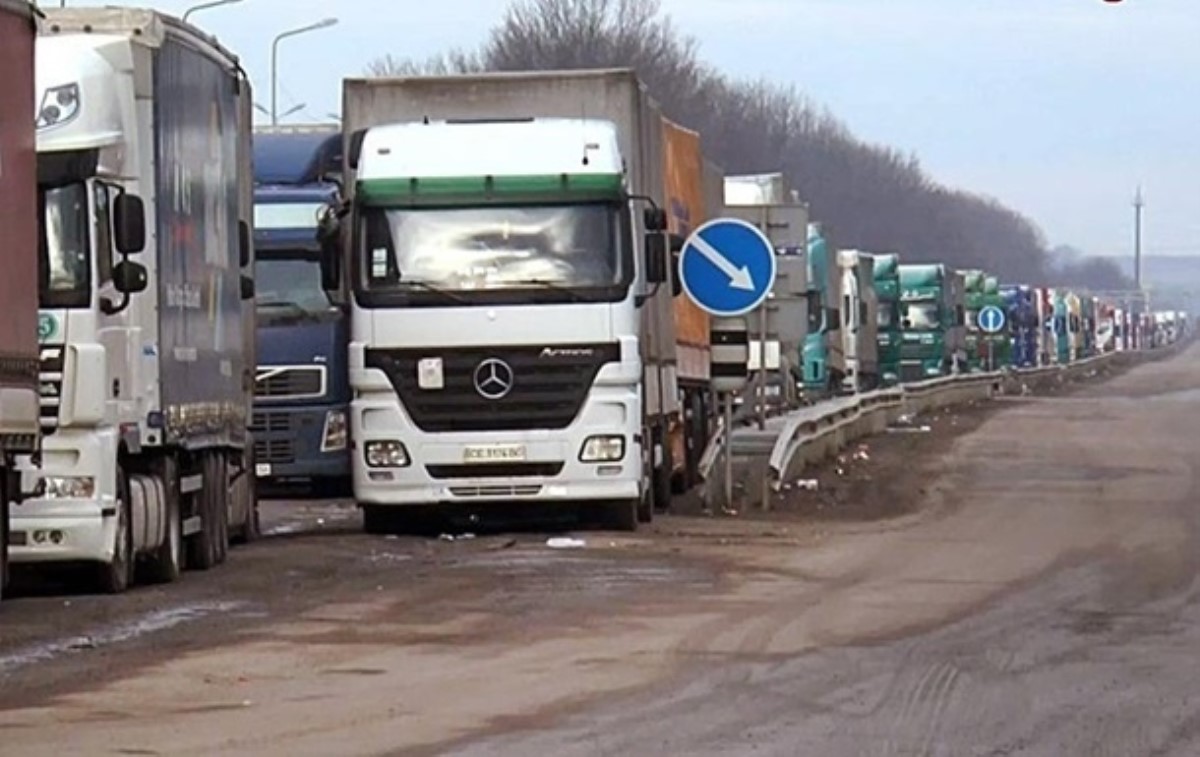 В Украине грузовики объявили вне закона при летней жаре