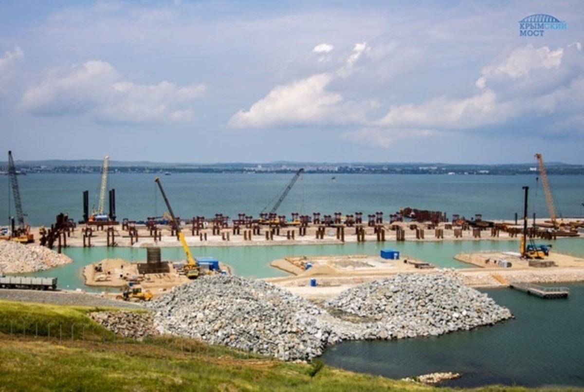Строители моста через Керченский пролив приступают к сооружению судоходного пролета
