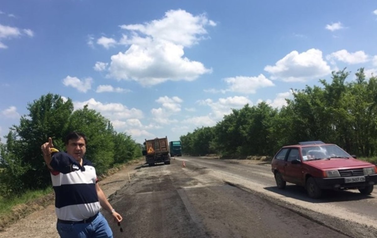 Саакашвили теперь будет работать в палатке на трассе Одесса-Рени