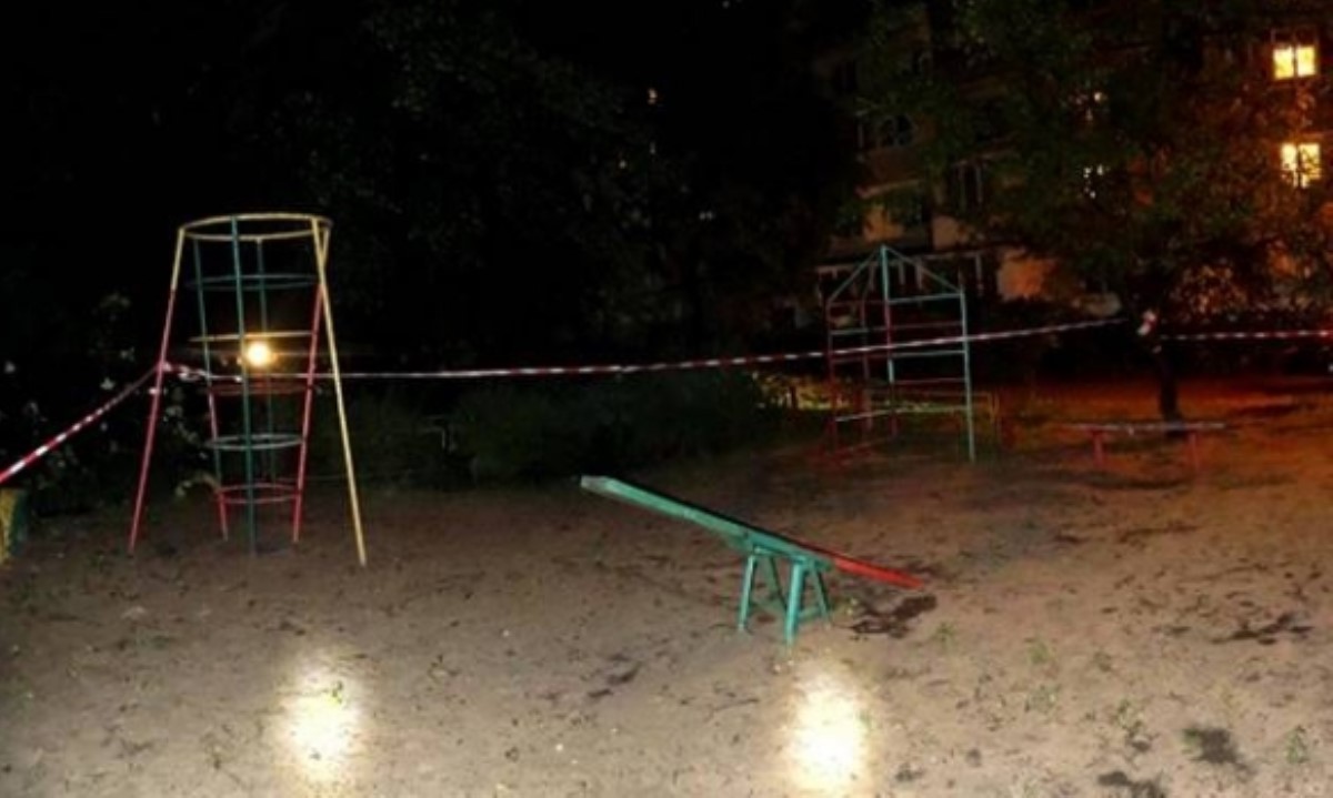 В Киеве на детской площадке убили мужчину, который распивал спиртное