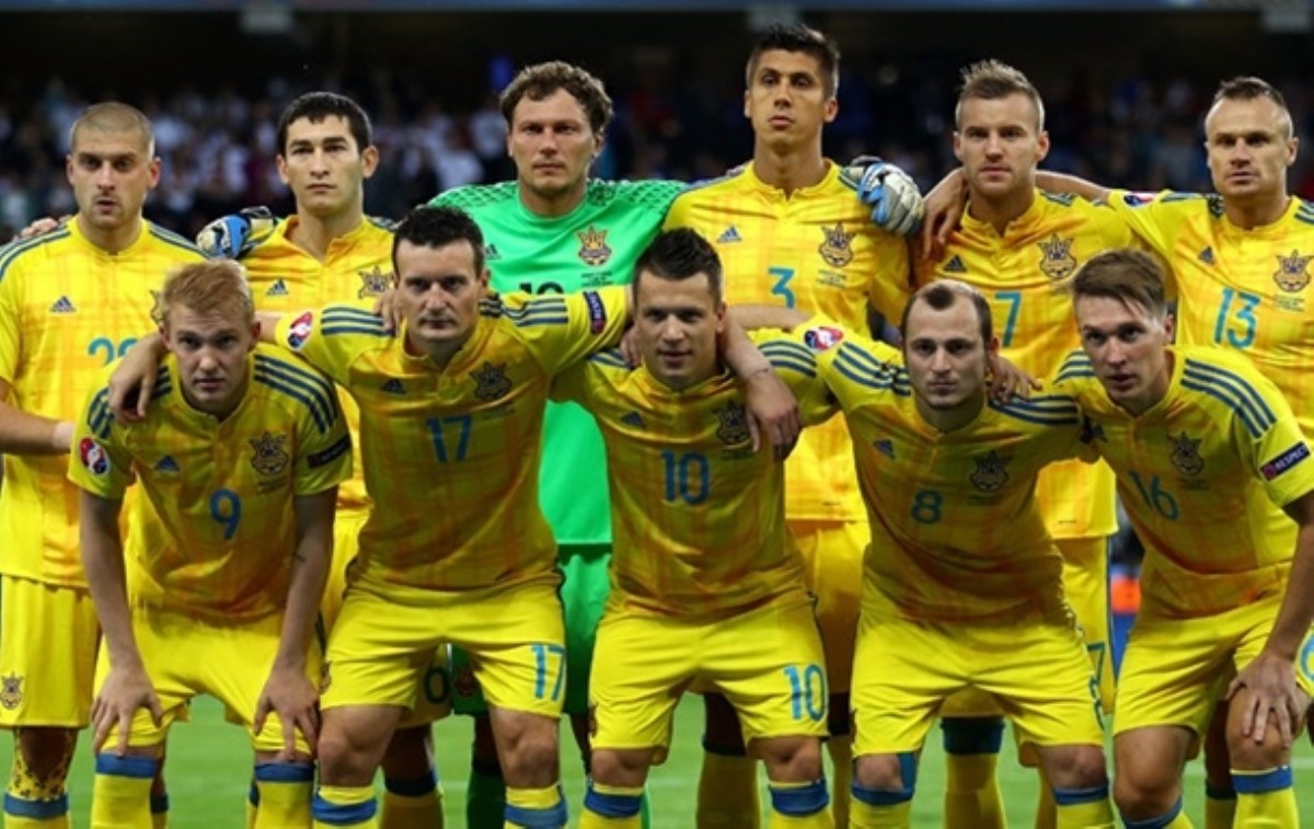 После матча с Германией футболисты сборной Украины курили, пили пиво и вино - Bild