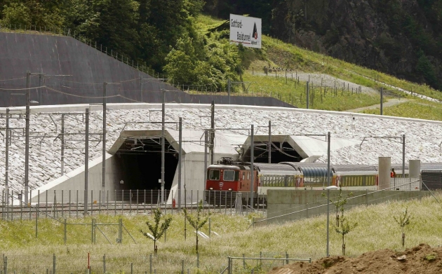 В Швейцарских Альпах появился самый длинный железнодорожный тоннель в мире