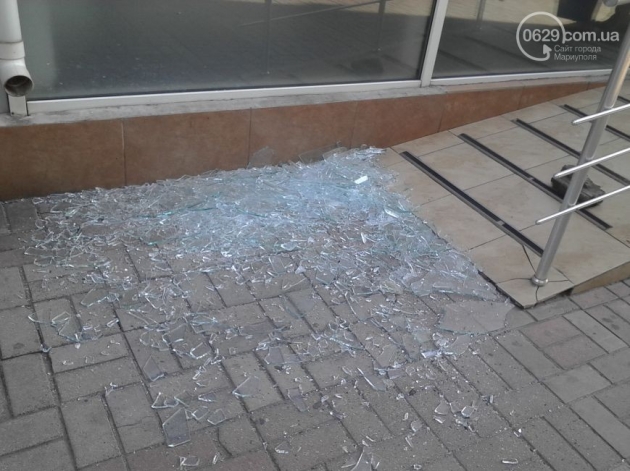 В Мариуполе разбили окна в отделении "Сбербанка"