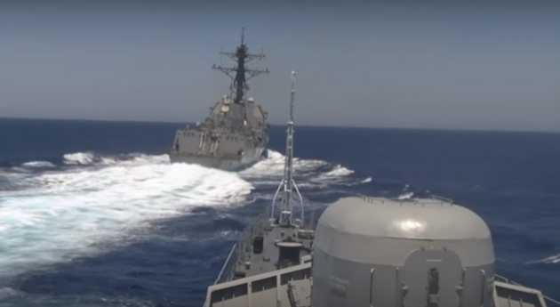 РФ обвинила эсминец США в опасном сближении со своим судном