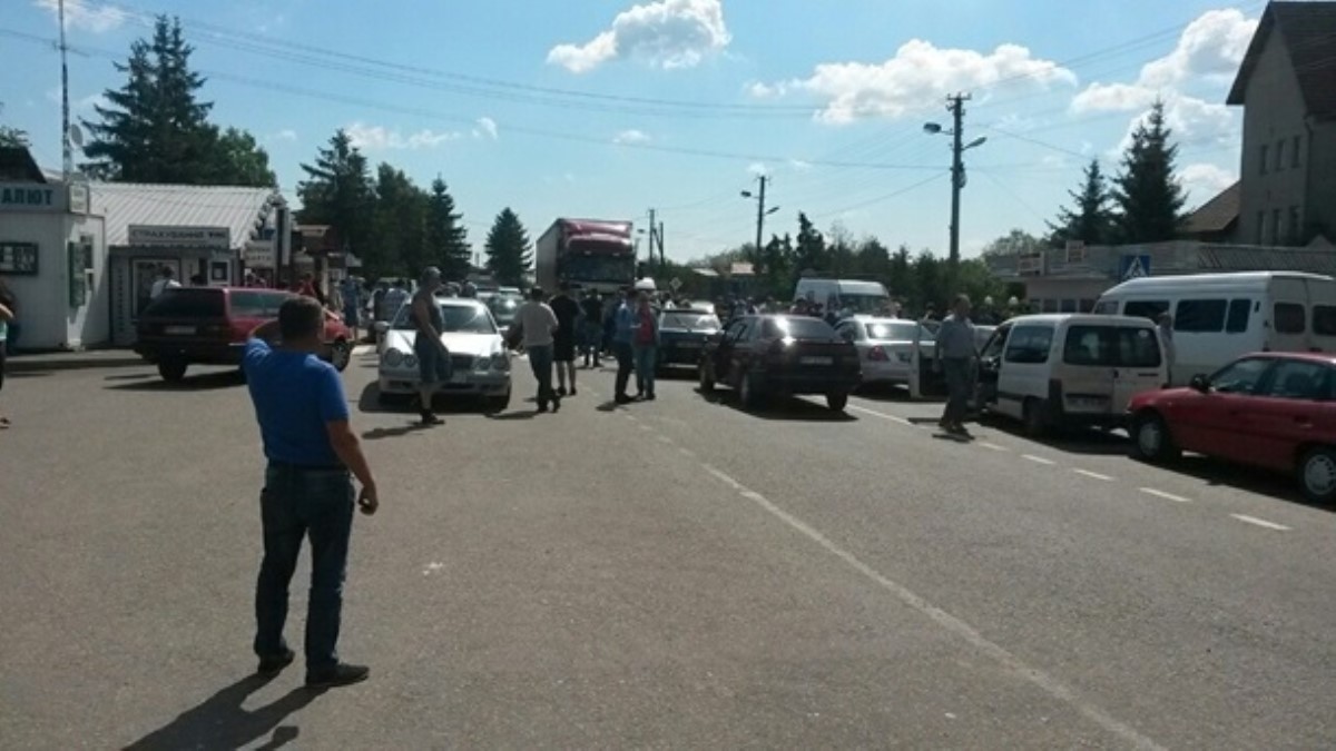 Местные жители перекрыли дорогу у пунктов пропуска на границе с Польшей