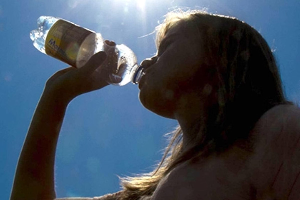 Недостаточное употребление воды может способствовать лишнему весу - исследование