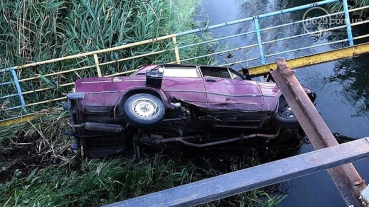 В Мариуполе легковушка упала с моста в реку