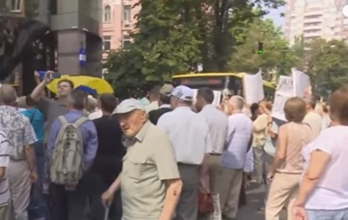 В Киеве вкладчики неплатежеспособных банков перекрыли улицу
