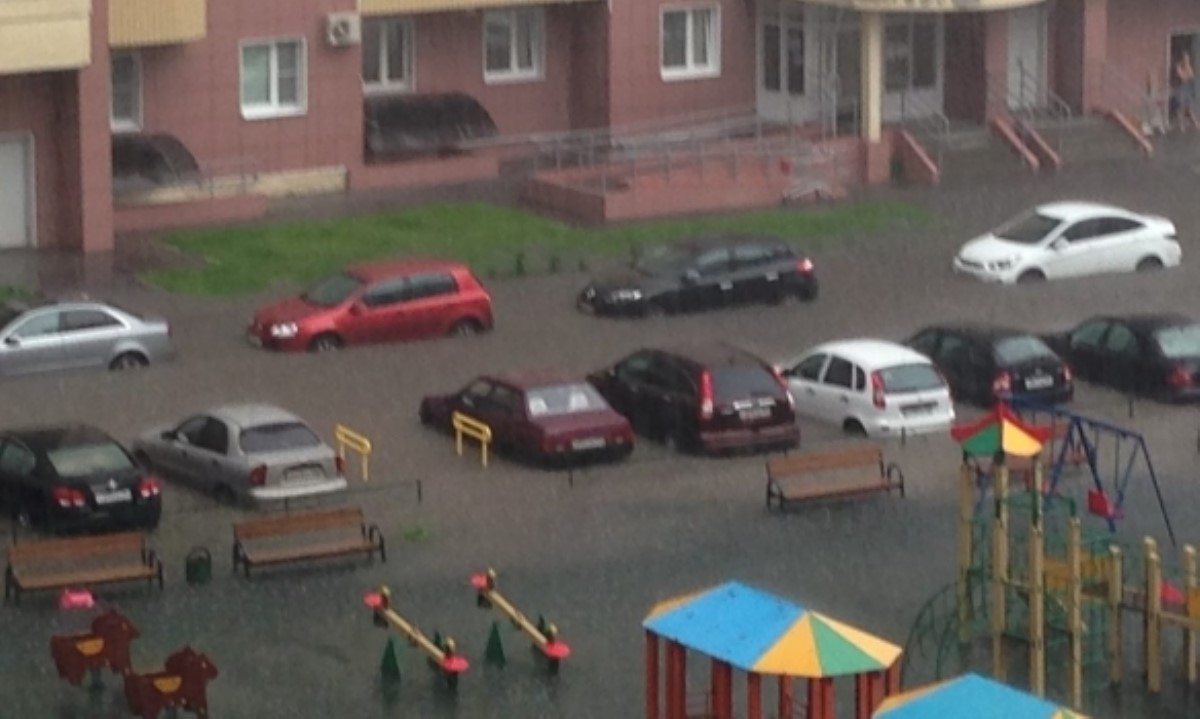 Ливень в Москве заставил плавать по улицам автомобили