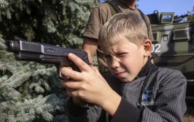 Дети продолжают принимать участие в боевых действиях на Донбассе - Госдеп США