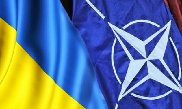 Обсуждать членство Украины в НАТО пока рано - Керри