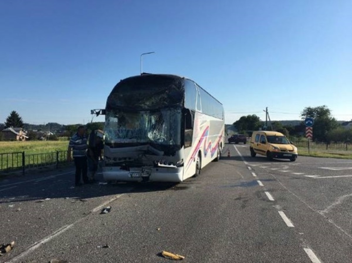 Автобус с 47 детьми попал в ДТП на Львовщине, есть пострадавшие