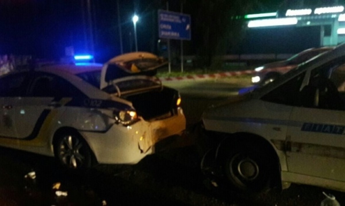 В Киеве пьяный водитель без прав сбил двух полицейских