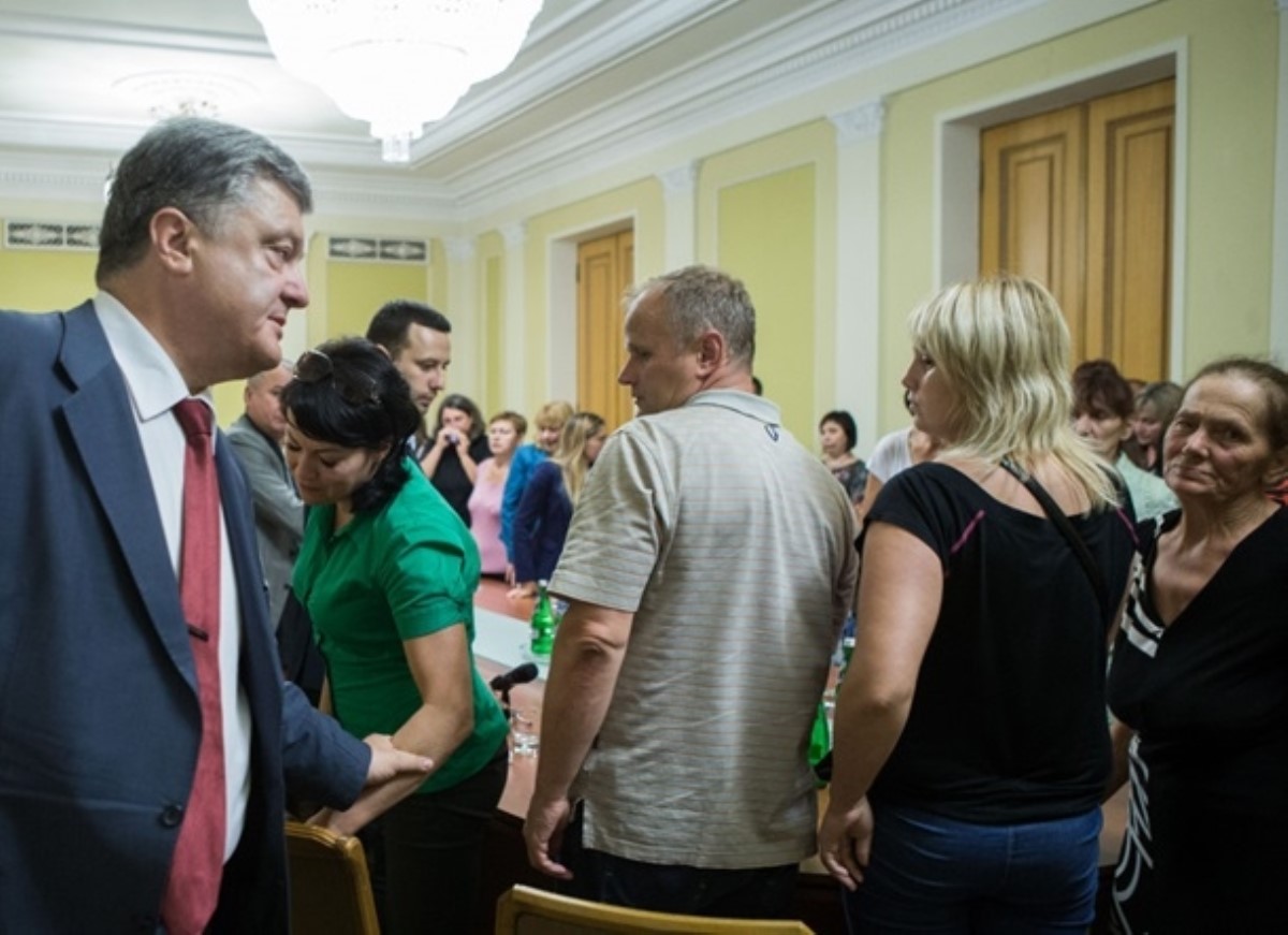 Порошенко встретился с семьями пленных украинцев