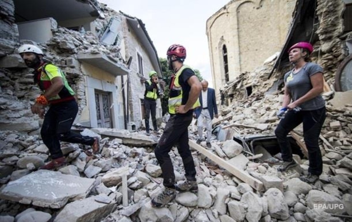 Количество жертв землетрясения в Италии приблизилось к 250