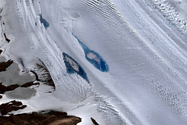 Ученые обеспокоены появлением 8 тысяч голубых озер в Антарктиде