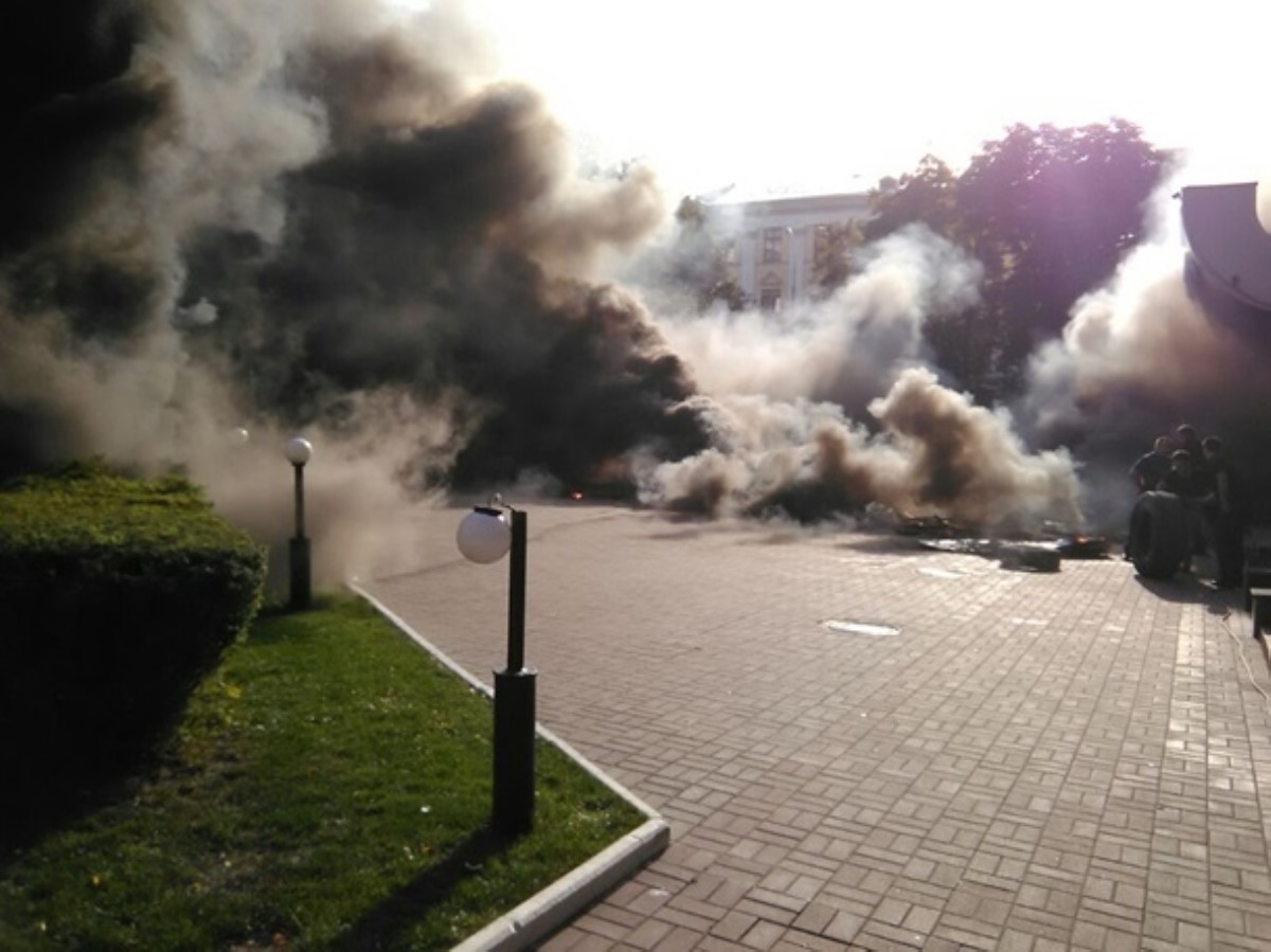 "Азовцы" заблокировали офис "Киевгорстроя", дерутся и взрывают дымовые шашки