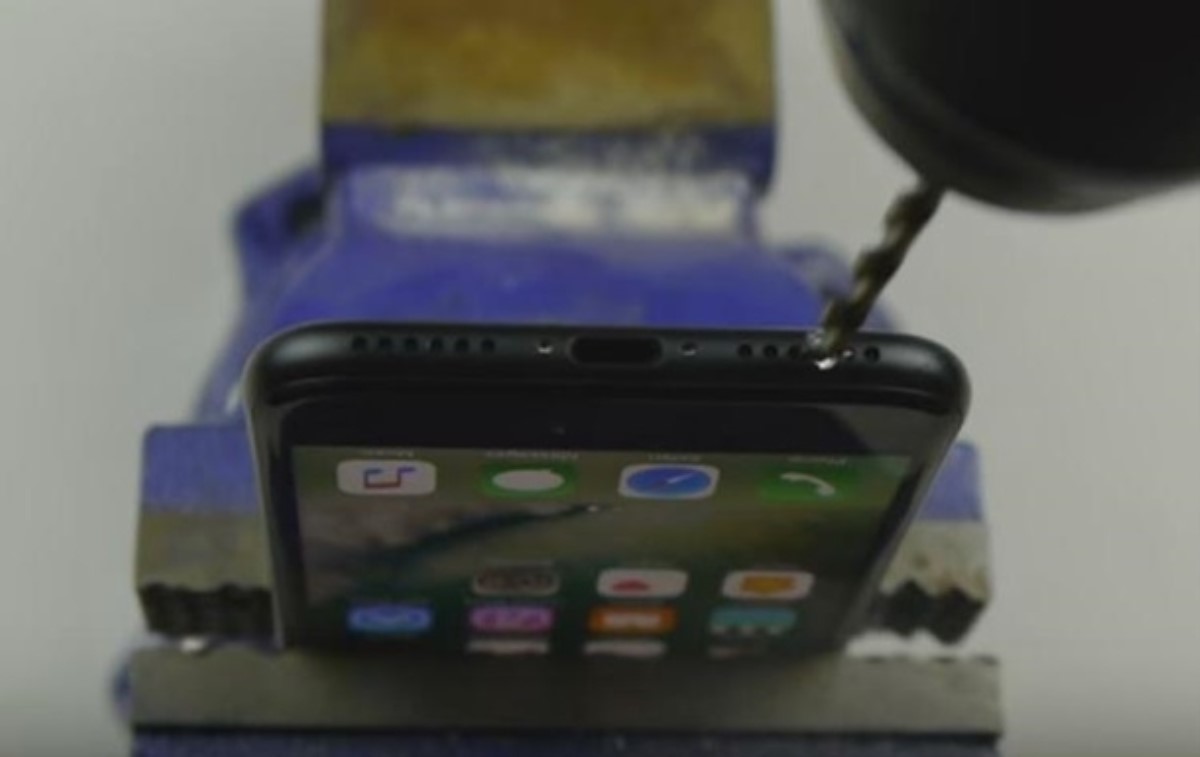 Владельцы новеньких iPhone7 сверлят дырки в своих гаджетах