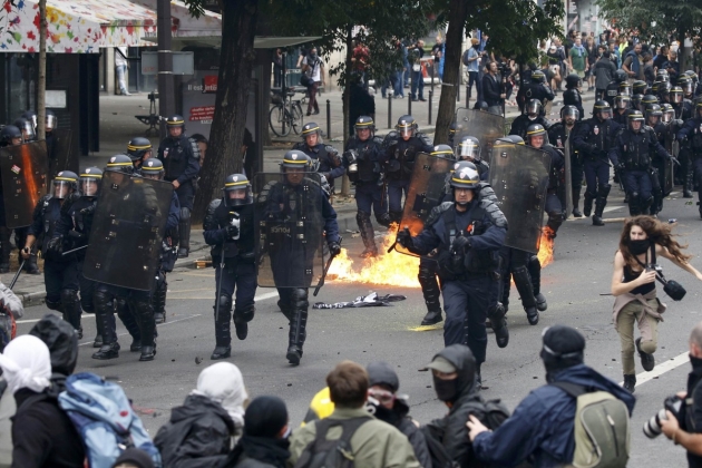 Во Франции в результате протестов 15 человек ранены, десятки задержаны