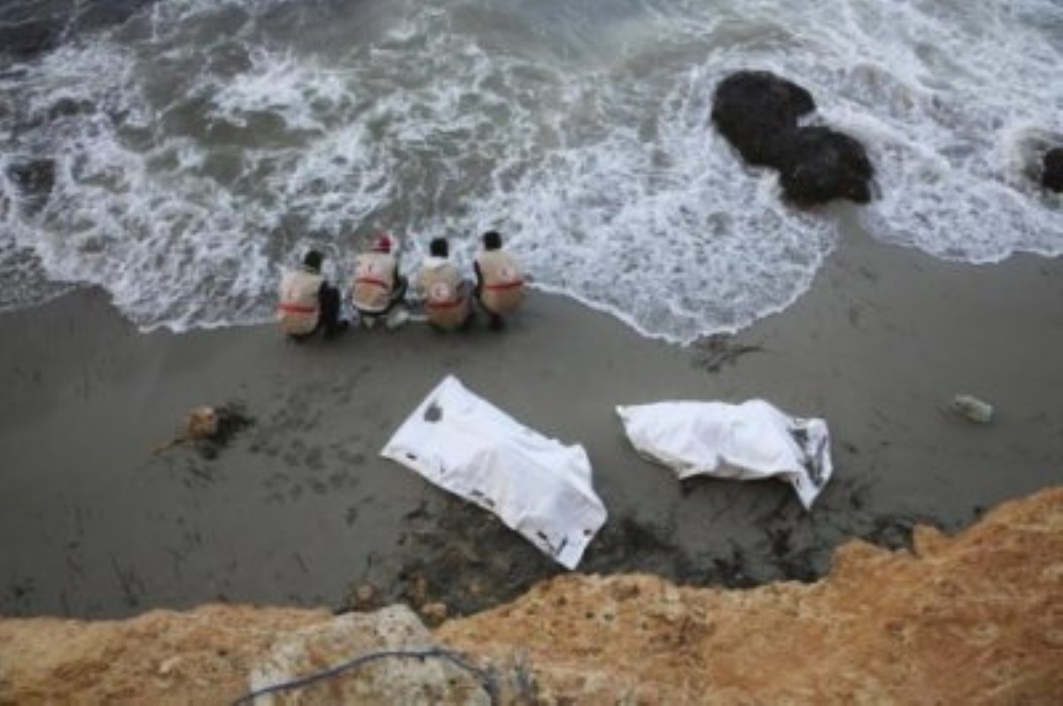 На пляже обнаружили тела мигрантов