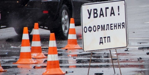 В Киеве «Вольво» сбил двух пешеходов и разбил пять авто