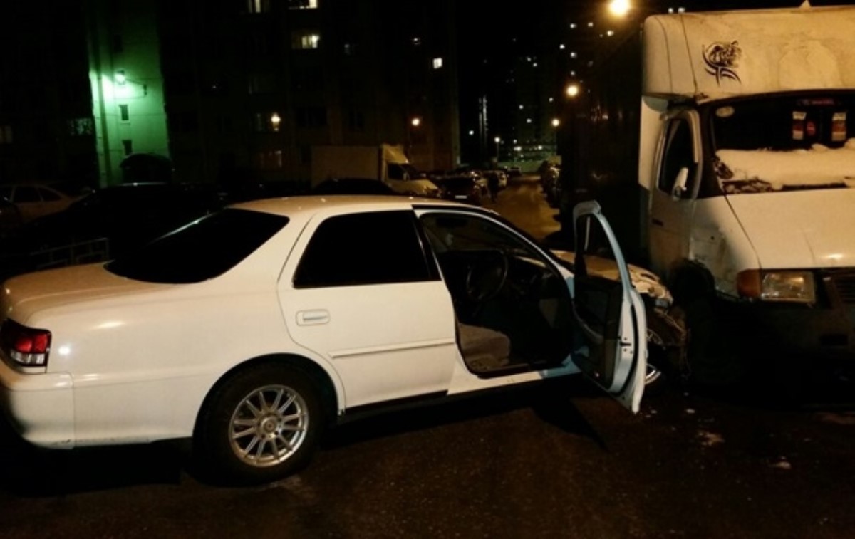 В России пьяный протаранил ряд припаркованных автомобилей
