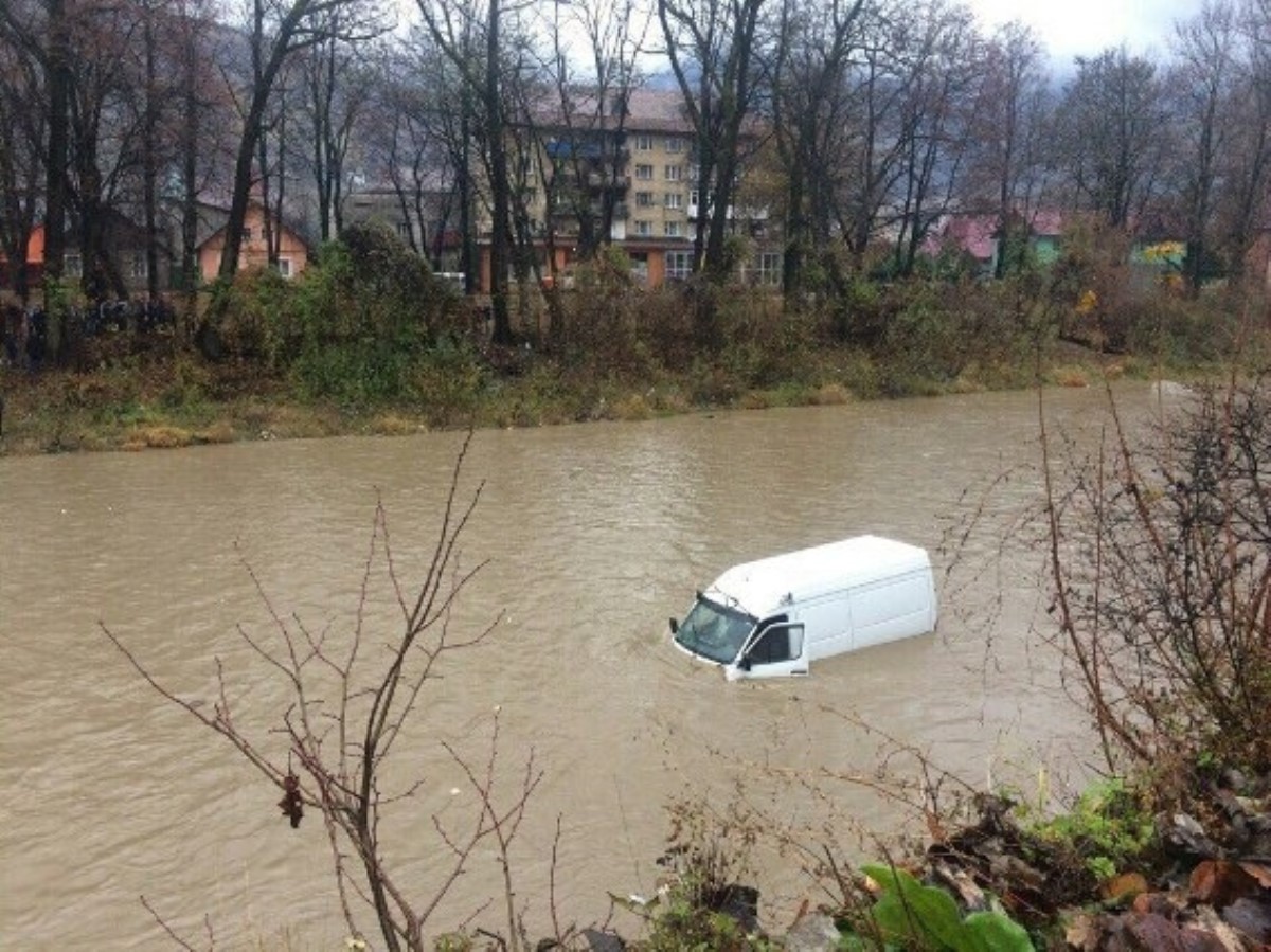 В Рахове автомобиль слетел в реку