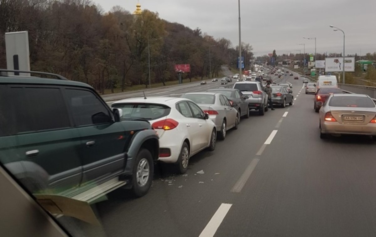 В Киеве в ДТП попали 12 автомобилей