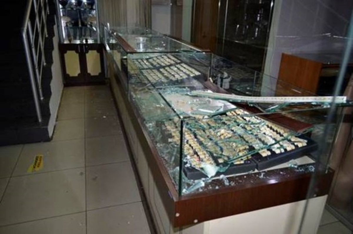 В Киеве бандиты в балаклавах ограбили ювелирный магазин